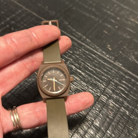 Really cute brown rubber band Nixon watch women’s - Picture 3 of 9